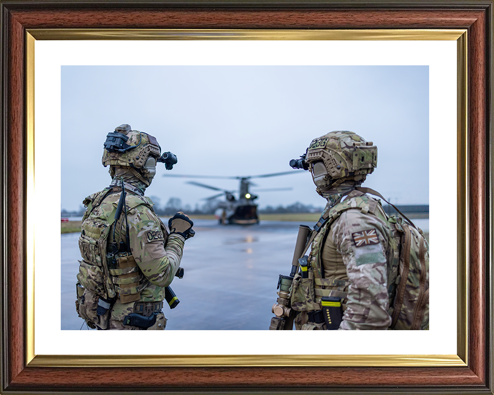 Soldiers Look Towards a Chinook Helicopter Photo Print – British Army Helicopter Operations Wall Art, Military Decor Posters, Prints, & Visual Artwork Hampshire Prints 10 x 8 Classic Frame Yes