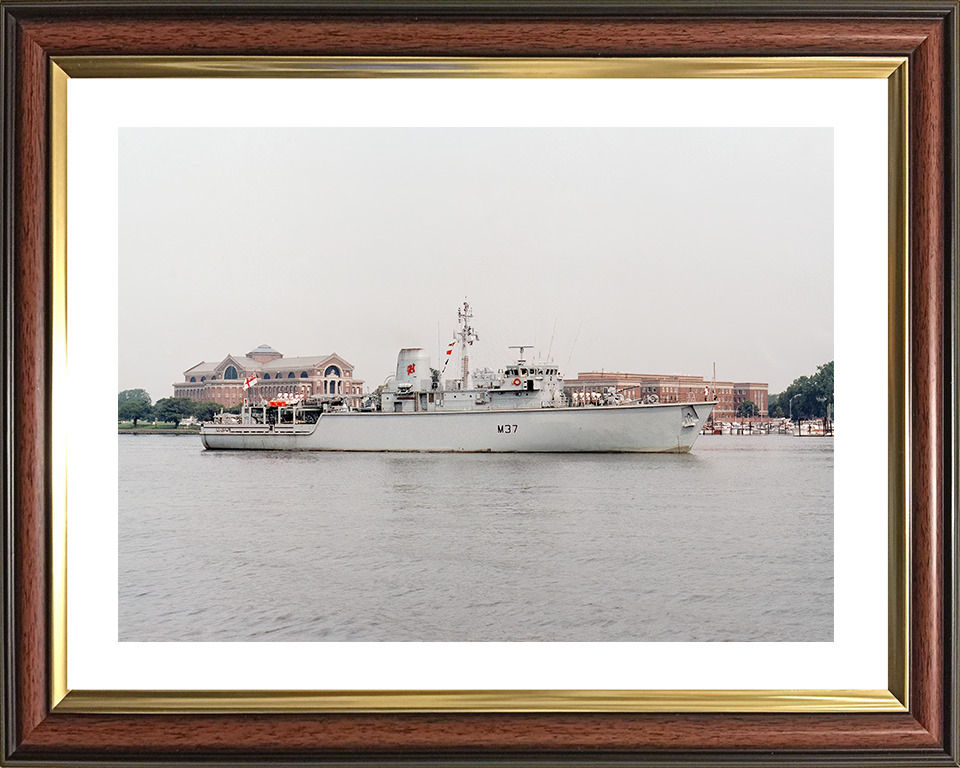 HMS Chiddingfold (M37) Royal Navy Hunt Class Minehunter Starboard Beam Photo Print Wall Art Decor Posters, Prints, & Visual Artwork Hampshire Prints 10 x 8 Classic Frame Yes