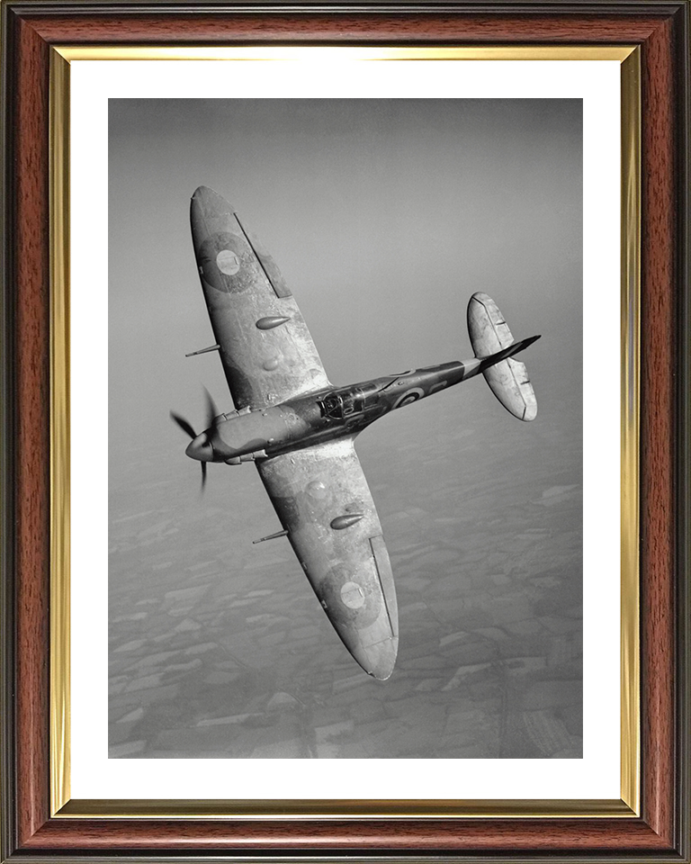 RAF Supermarine Spitfire Mk Vb in Flight Photo Print - Royal Air Force Aircraft Hampshire Prints 10 x 8 Classic Frame Yes
