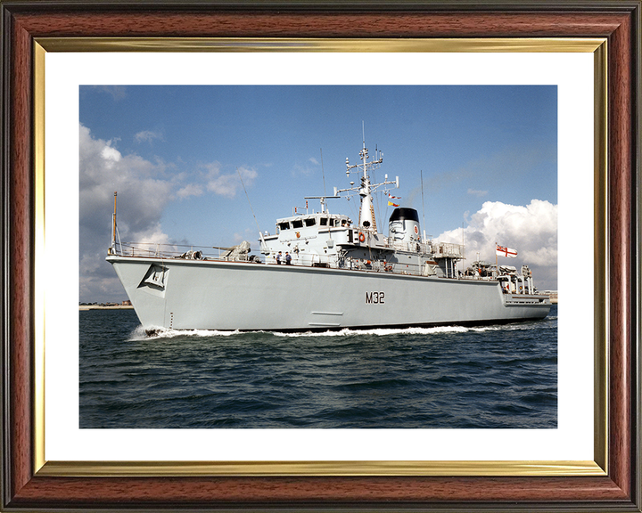HMS Cottesmore (M32) Royal Navy Hunt Class Mine Warfare Vessel Leaving Portsmouth Photo Print Wall Art Decor Posters, Prints, & Visual Artwork Hampshire Prints 10 x 8 Classic Frame Yes