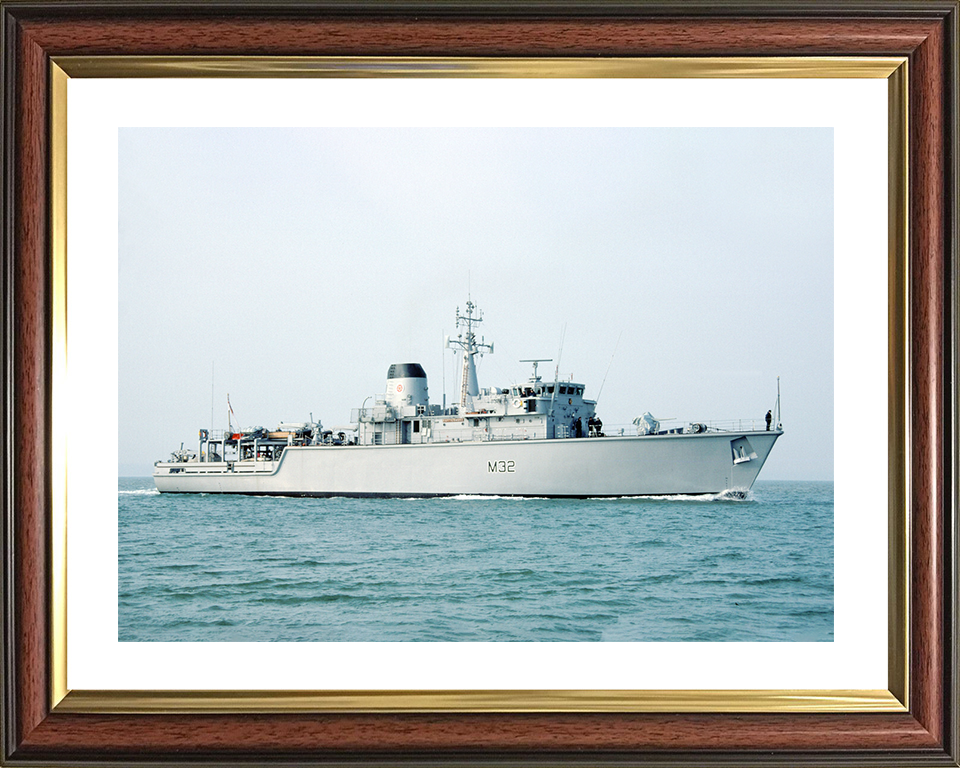 HMS Cottesmore (M32) Royal Navy Hunt Class Mine Warfare Vessel Starboard Beam View Photo Print Wall Art Decor Posters, Prints, & Visual Artwork Hampshire Prints 10 x 8 Classic Frame Yes