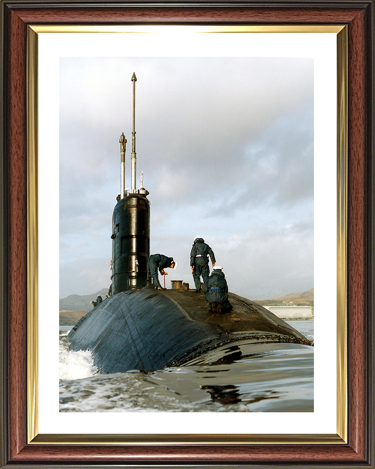 HMS Sceptre (S104) Photo Print - Clyde 1995 - Royal Navy Swiftsure Class Submarine Hampshire Prints 10 x 8 Classic Frame Yes