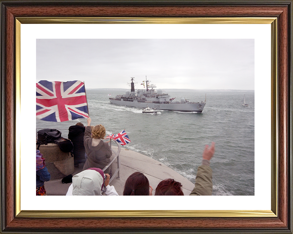 HMS Cardiff (D108) Royal Navy Type 42 Destroyer From The Round Tower Photo Print Wall Art Decor Posters, Prints, & Visual Artwork Hampshire Prints 10 x 8 Classic Frame Yes