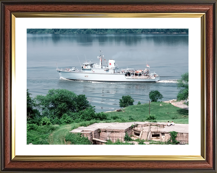 HMS Cottesmore (M32) Royal Navy Hunt Class Mine Warfare Vessel Entering Washington Photo Print Wall Art Decor Posters, Prints, & Visual Artwork Hampshire Prints 10 x 8 Classic Frame Yes