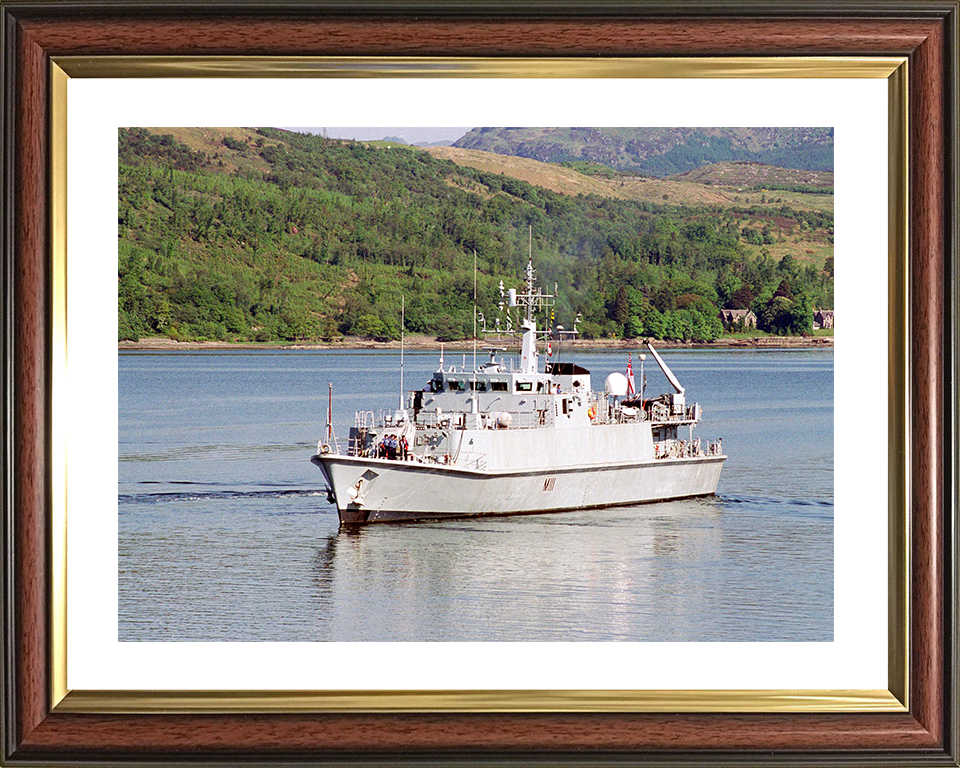 HMS Blyth (M111) Royal Navy Sandown Class Minehunter Clyde 2004 Photo Print Wall Art Decor Posters, Prints, & Visual Artwork Hampshire Prints 10 x 8 Classic Frame Yes