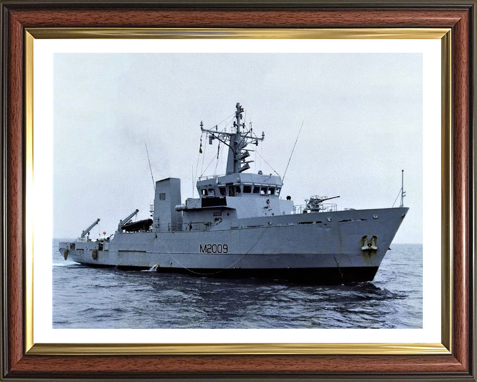 HMS Itchen M2009 | Photo Print | Framed Print | River Class | Minesweeper | Royal Navy Hampshire Prints