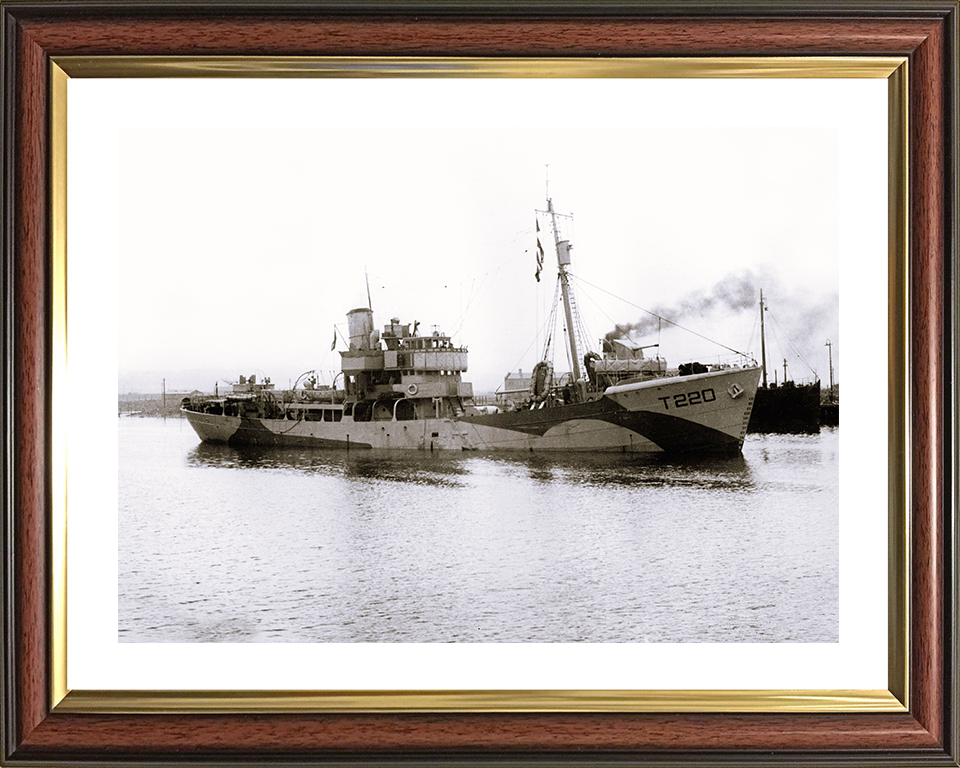 HMS Duncton (T220) Royal Navy Hills Class Trawler Leaving Harbour 1942 Photo Print Wall Art Decor Posters, Prints, & Visual Artwork Hampshire Prints 10 x 8 Classic Frame Yes