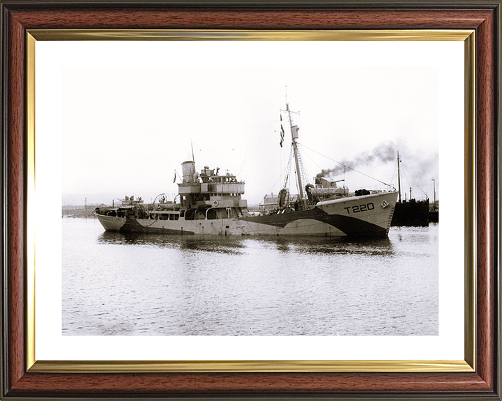 HMS Duncton (T220) Royal Navy Hills Class Trawler Leaving Harbour 1942 Photo Print Wall Art Decor Posters, Prints, & Visual Artwork Hampshire Prints 10 x 8 Classic Frame Yes