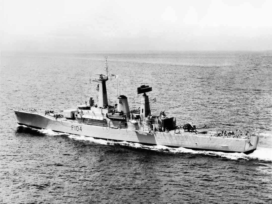 HMS Dido (F104 Royal Navy Leander Class Frigate Port Side View Photo Print Wall Art Decor Posters, Prints, & Visual Artwork Hampshire Prints 6 x 4 No Frame No