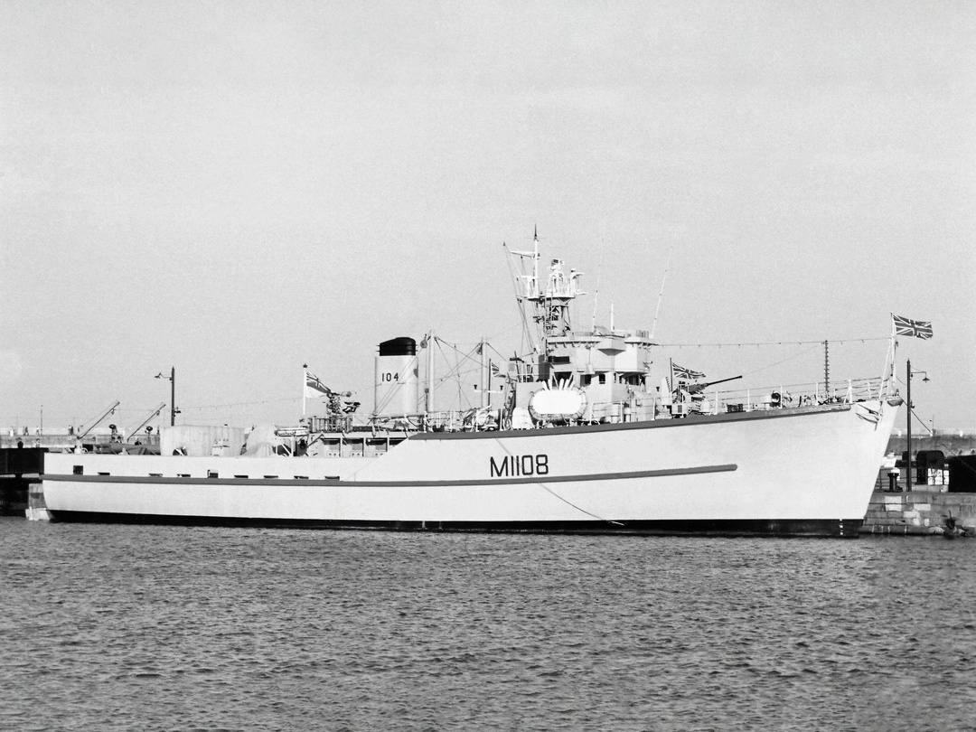 HMS Bevington (M1108) Royal Navy Ton Class Minesweeper Alongside Photo Print Wall Art Decor Posters, Prints, & Visual Artwork Hampshire Prints 6 x 4 No Frame No