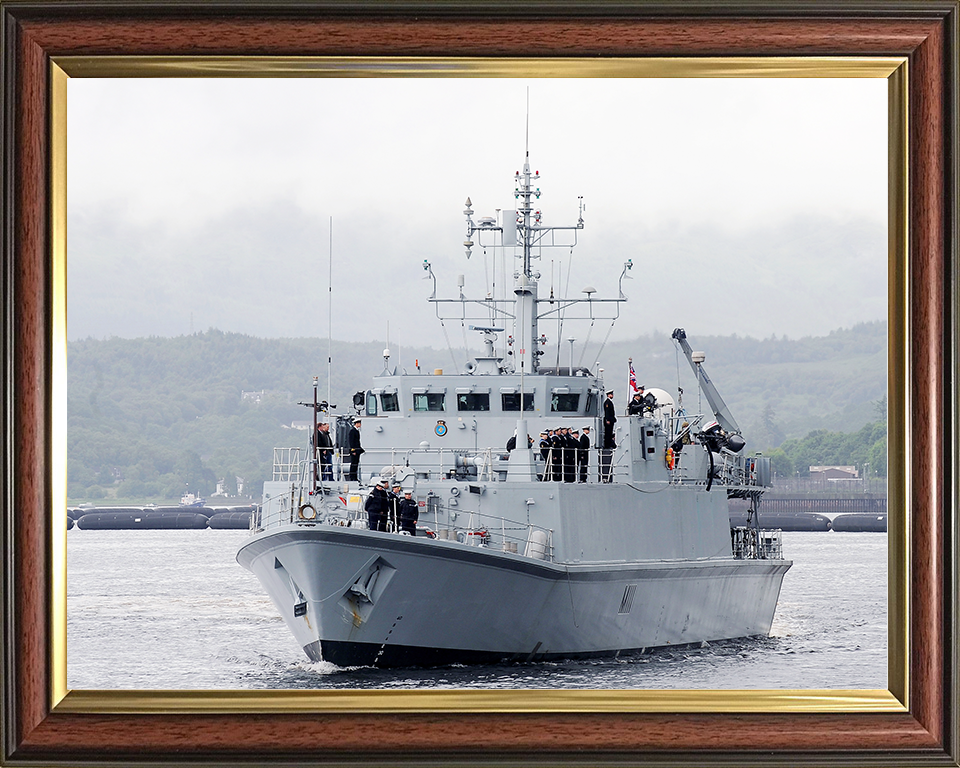 HMS Blyth (M111) Royal Navy Sandown Class Minehunter Deploys 2012 Photo Print Wall Art Decor Posters, Prints, & Visual Artwork Hampshire Prints 10 x 8 Classic Frame No