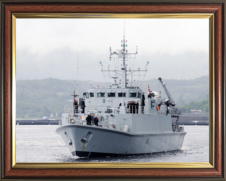 HMS Blyth (M111) Royal Navy Sandown Class Minehunter Deploys 2012 Photo Print Wall Art Decor Posters, Prints, & Visual Artwork Hampshire Prints 10 x 8 Classic Frame No