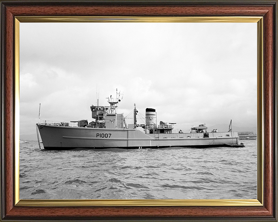 HMS Beachampton (M1007) Royal Navy Ton Class Minesweeper Port Beam View Photo Print Wall Art Decor Posters, Prints, & Visual Artwork Hampshire Prints 10 x 8 Classic Frame No