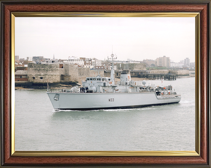 HMS Brocklesby (M33) Royal Navy Hunt Class Mine Warfare Vessel Passing Old Portsmouth Photo Print Wall Art Decor Posters, Prints, & Visual Artwork Hampshire Prints 10 x 8 Classic Frame No