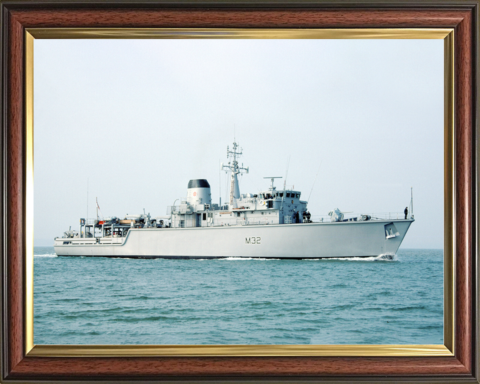 HMS Cottesmore (M32) Royal Navy Hunt Class Mine Warfare Vessel Starboard Beam View Photo Print Wall Art Decor Posters, Prints, & Visual Artwork Hampshire Prints 10 x 8 Classic Frame No