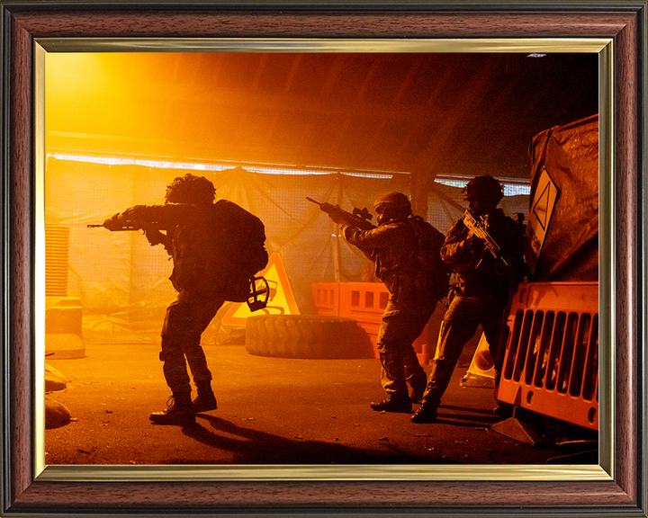 British Army Irish Guards Soldiers Urban Warfare Training 2026 Photo Print Wall Art Military Decor Posters, Prints, & Visual Artwork Hampshire Prints 10 x 8 Classic Frame No