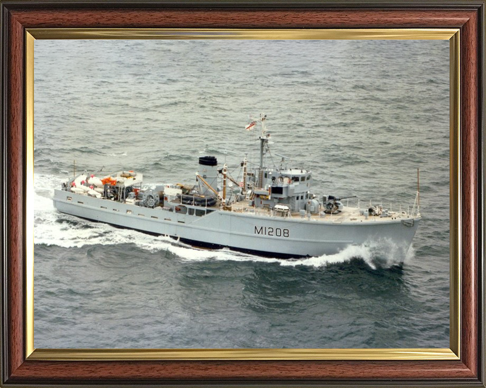 HMS Lewiston M1208 | Photo Print | Framed Print | Ton Class | Minesweeper | Royal Navy Hampshire Prints