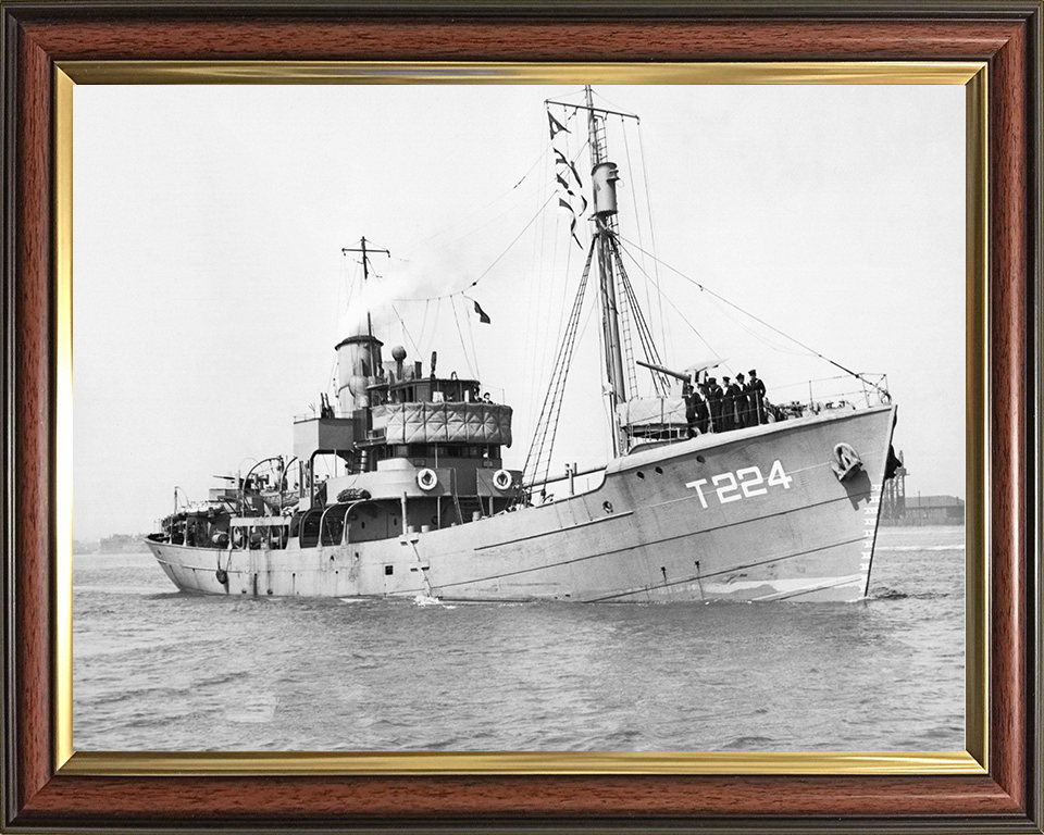 HMS Dunkery (T224) Royal Navy Hills Class Trawler At Sea 1942 Photo Print Wall Art Decor Posters, Prints, & Visual Artwork Hampshire Prints 10 x 8 Classic Frame No