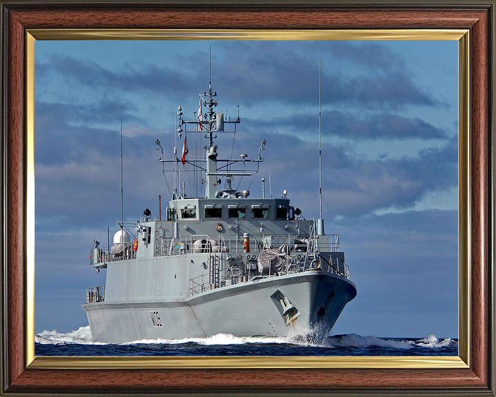HMS Bangor (M109) Royal Navy Sandown Class Minehunter Low Starboard Bow View Photo Print Wall Art Decor Posters, Prints, & Visual Artwork Hampshire Prints 10 x 8 Classic Frame No