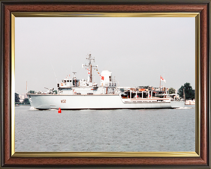 HMS Cottesmore (M32) Royal Navy Hunt Class Mine Warfare Vessel Washington Photo Print Wall Art Decor Posters, Prints, & Visual Artwork Hampshire Prints 10 x 8 Classic Frame No