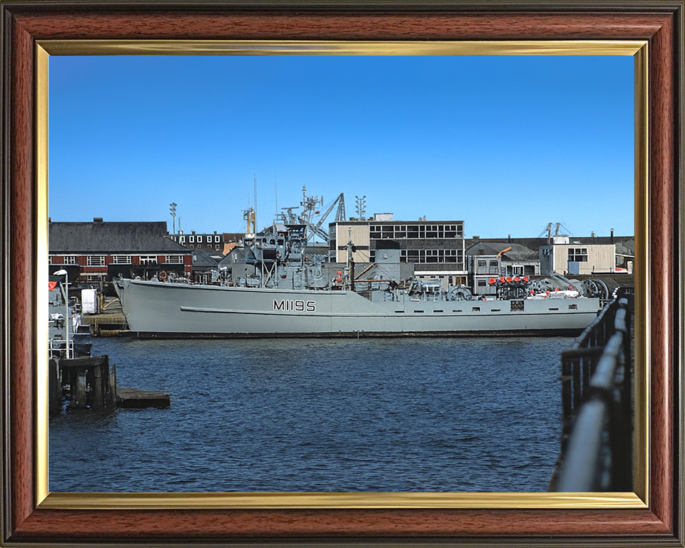 HMS Wotton (M1195) Photo Print - Alongside 1984 - Royal Navy Ton Class Minesweeper Hampshire Prints 10 x 8 Classic Frame No