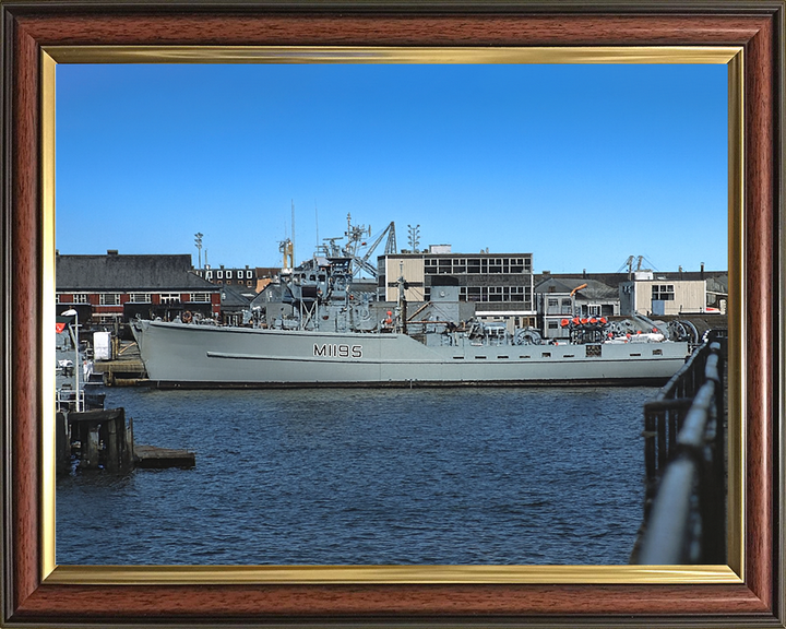 HMS Wotton (M1195) Photo Print - Alongside 1984 - Royal Navy Ton Class Minesweeper Hampshire Prints 10 x 8 Classic Frame No