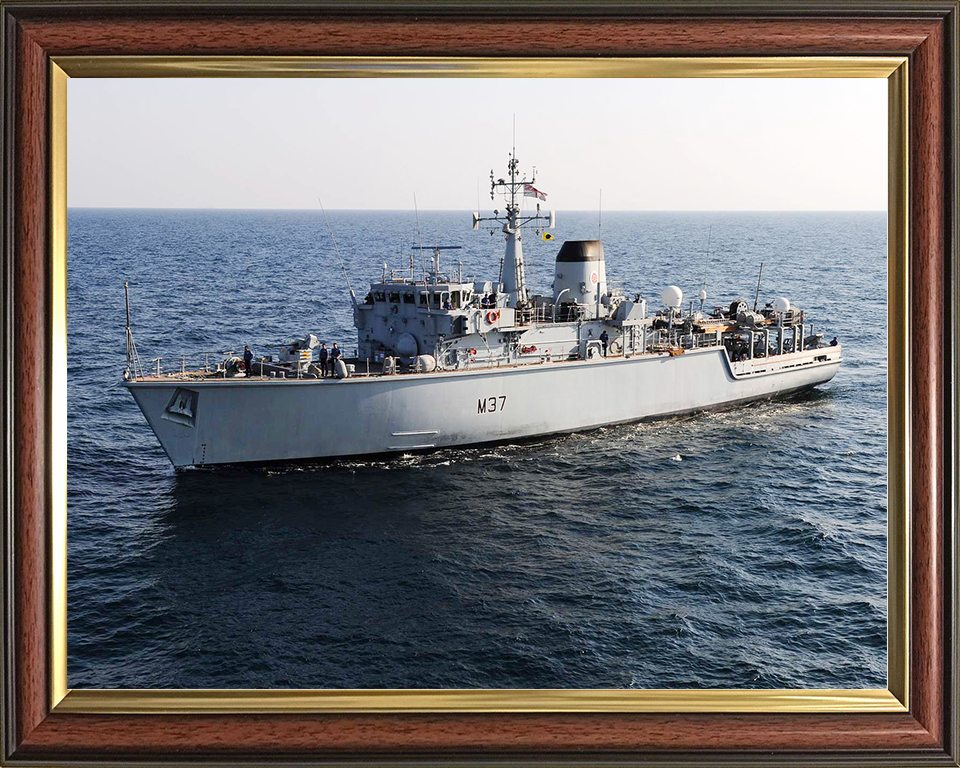 HMS Chiddingfold (M37) Royal Navy Hunt Class Minehunter High Port View Photo Print Wall Art Decor Posters, Prints, & Visual Artwork Hampshire Prints 10 x 8 Classic Frame No