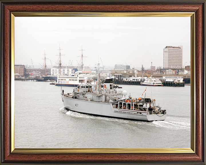 HMS Chiddingfold (M37) Royal Navy Hunt Class Minehunter Entering Portsmouth Photo Print Wall Art Decor Posters, Prints, & Visual Artwork Hampshire Prints 10 x 8 Classic Frame No