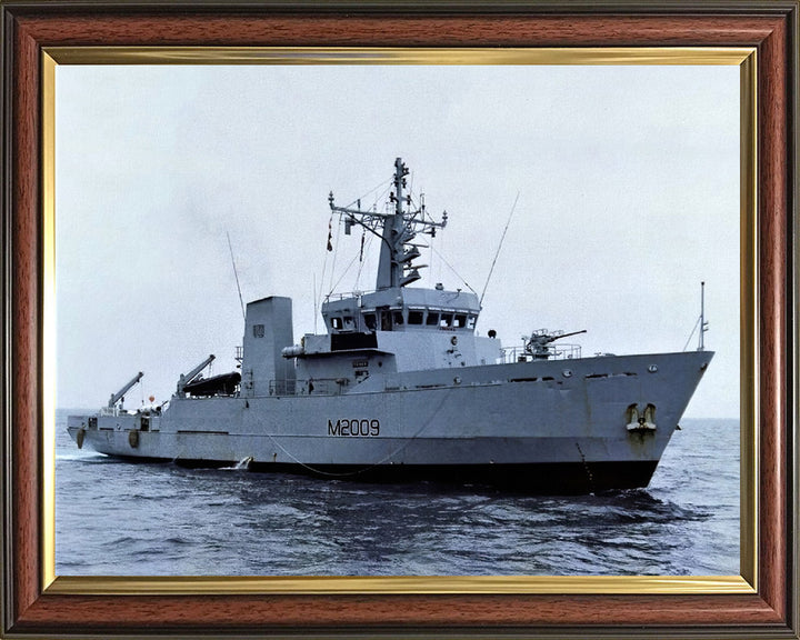 HMS Itchen M2009 | Photo Print | Framed Print | River Class | Minesweeper | Royal Navy Hampshire Prints