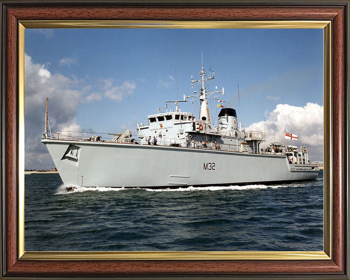 HMS Cottesmore (M32) Royal Navy Hunt Class Mine Warfare Vessel Leaving Portsmouth Photo Print Wall Art Decor Posters, Prints, & Visual Artwork Hampshire Prints 10 x 8 Classic Frame No