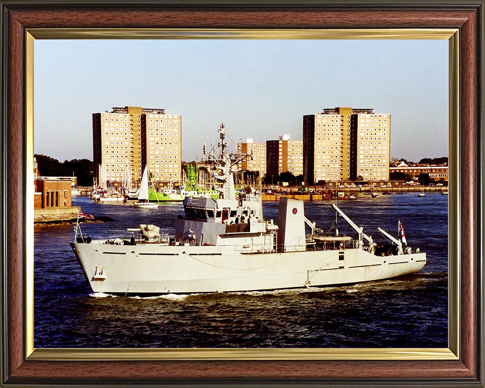 HMS Blackwater (M2008) Royal Navy River Class Minesweeper Leaving Portsmouth Photo Print Wall Art Decor Posters, Prints, & Visual Artwork Hampshire Prints 10 x 8 Classic Frame No