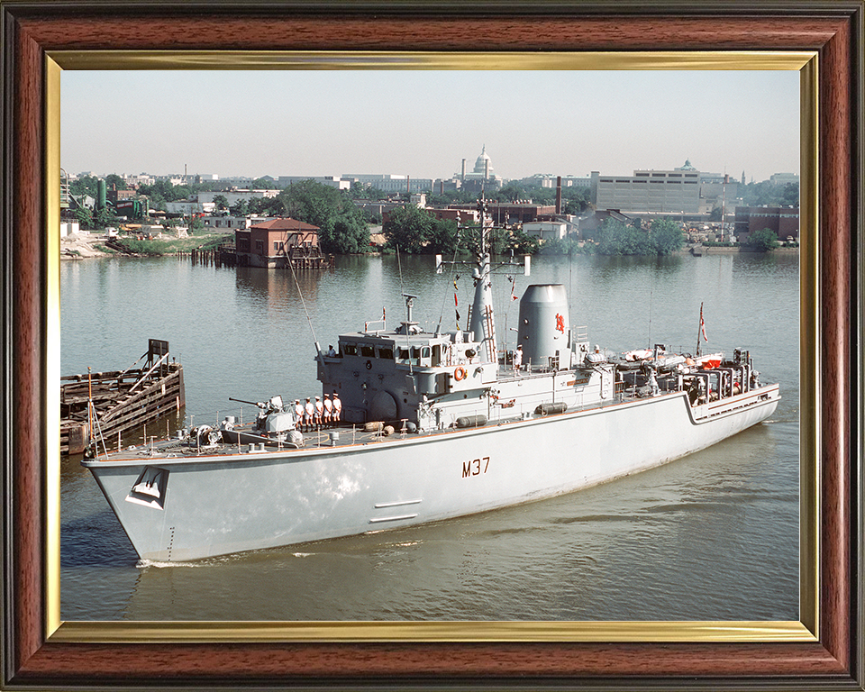 HMS Chiddingfold (M37) Royal Navy Hunt Class Minehunter Entering Washington Photo Print Wall Art Decor Posters, Prints, & Visual Artwork Hampshire Prints 10 x 8 Classic Frame No
