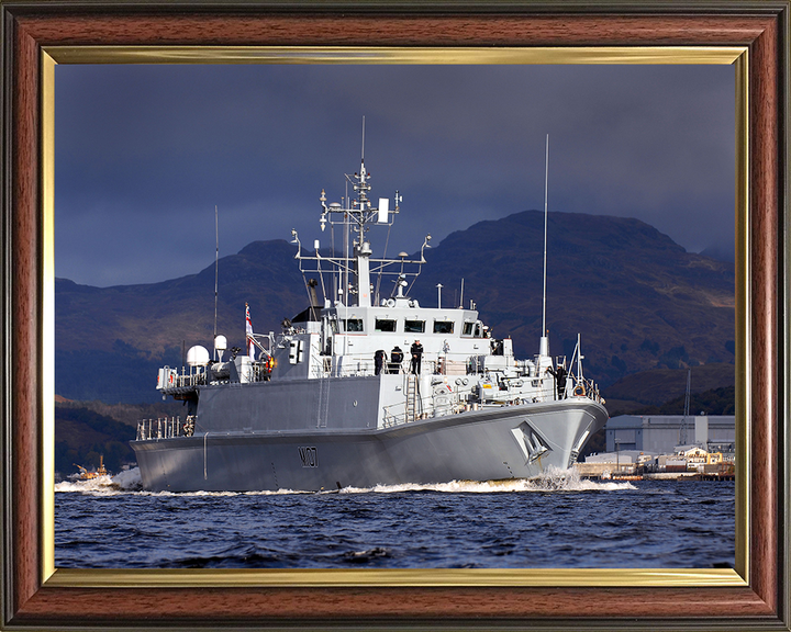 HMS Pembroke (M107) Photo Print - Scotland 2008 - Royal Navy Sandown Class Minehunter Hampshire Prints 10 x 8 Classic Frame No