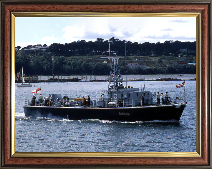 HMS Flintham (M2628) Photo Print - Starboard View - Royal Navy Ham Class Minesweeper Hampshire Prints 10 x 8 Classic Frame No
