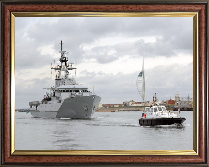 HMS Clyde (P257) Photo Print - Leaves Portsmouth 2007 - Royal Navy River Class Patrol Vessel Posters, Prints, & Visual Artwork Hampshire Prints 10 x 8 Classic Frame No
