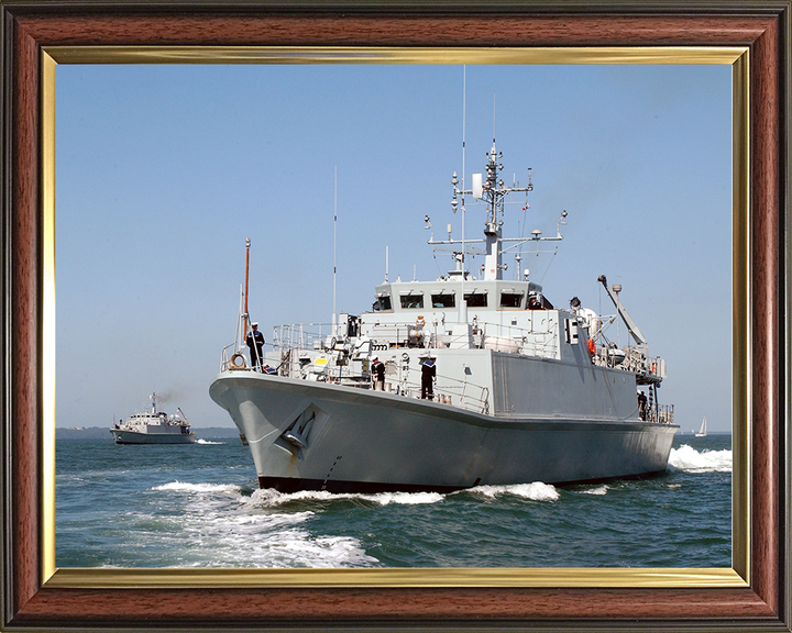 HMS Bangor (M109) Royal Navy Sandown Class Minehunter Portsmouth 2003 Photo Print Wall Art Decor Posters, Prints, & Visual Artwork Hampshire Prints 10 x 8 Classic Frame No