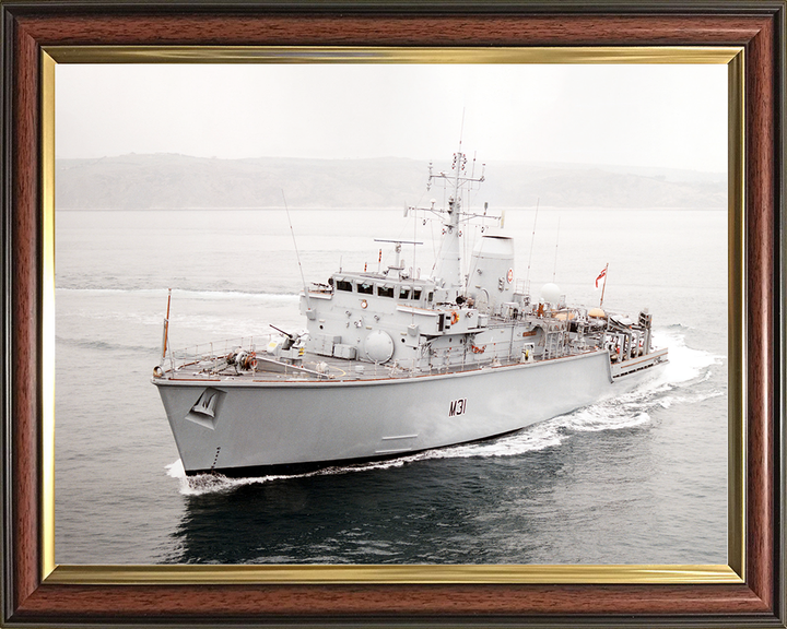 HMS Cattistock (M31) Royal Navy Hunt Class MineHunter Hard Turn Photo Print Wall Art Decor Posters, Prints, & Visual Artwork Hampshire Prints 10 x 8 Classic Frame No
