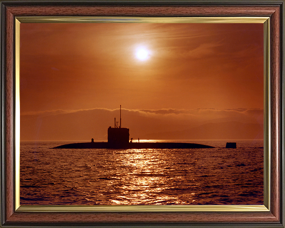 HMS Splendid (S106) Photo Print - Clyde 1995 - Royal Navy Swiftsure Class Submarine Hampshire Prints 10 x 8 Classic Frame No