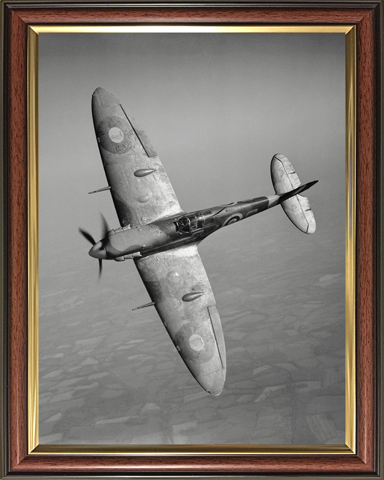 RAF Supermarine Spitfire Mk Vb in Flight Photo Print - Royal Air Force Aircraft Hampshire Prints 10 x 8 Classic Frame No