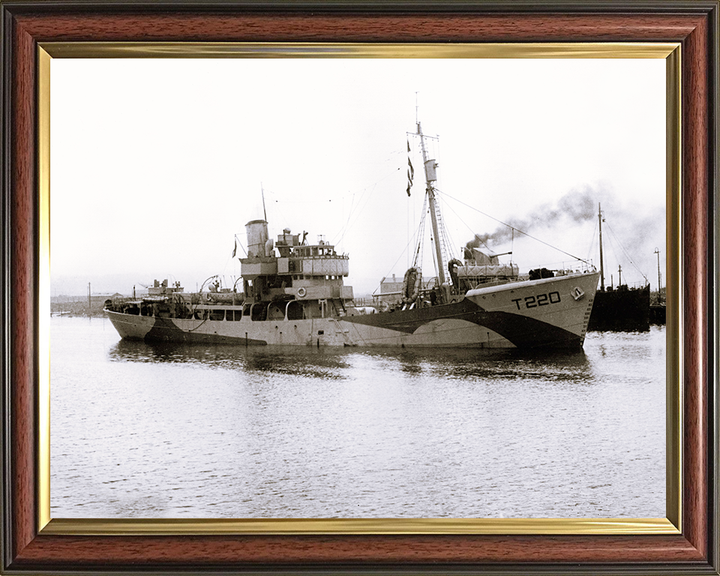 HMS Duncton (T220) Royal Navy Hills Class Trawler Leaving Harbour 1942 Photo Print Wall Art Decor Posters, Prints, & Visual Artwork Hampshire Prints 10 x 8 Classic Frame No