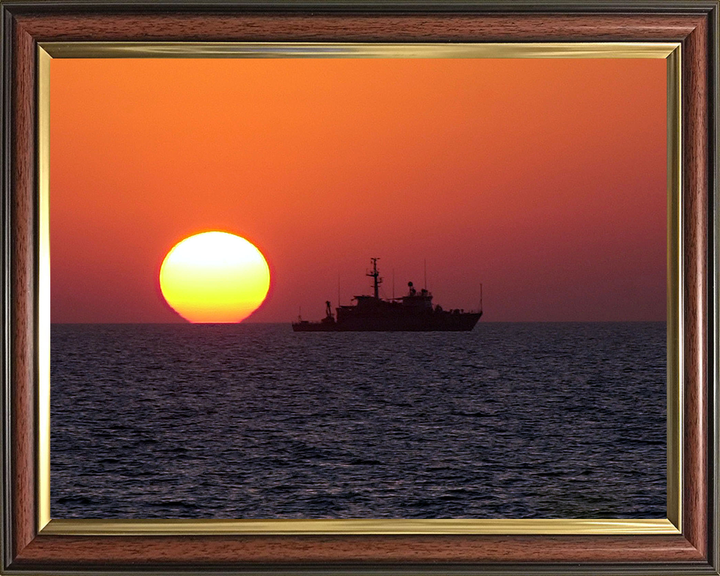 HMS Brocklesby (M33) Photo Print - Silhouette 2003 - Royal Navy Hunt Class Mine Warfare Vessel Posters, Prints, & Visual Artwork Hampshire Prints 10 x 8 Classic Frame No