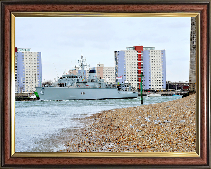 HMS Chiddingfold (M37) Photo Print - Leaving Portsmouth 2013 - Royal Navy Hunt Class Minehunter Posters, Prints, & Visual Artwork Hampshire Prints 10 x 8 Classic Frame No