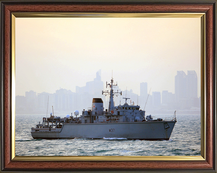 HMS Chiddingfold (M37) Photo Print - Kuwait 2009 - Royal Navy Hunt Class Minehunter Posters, Prints, & Visual Artwork Hampshire Prints 10 x 8 Classic Frame No