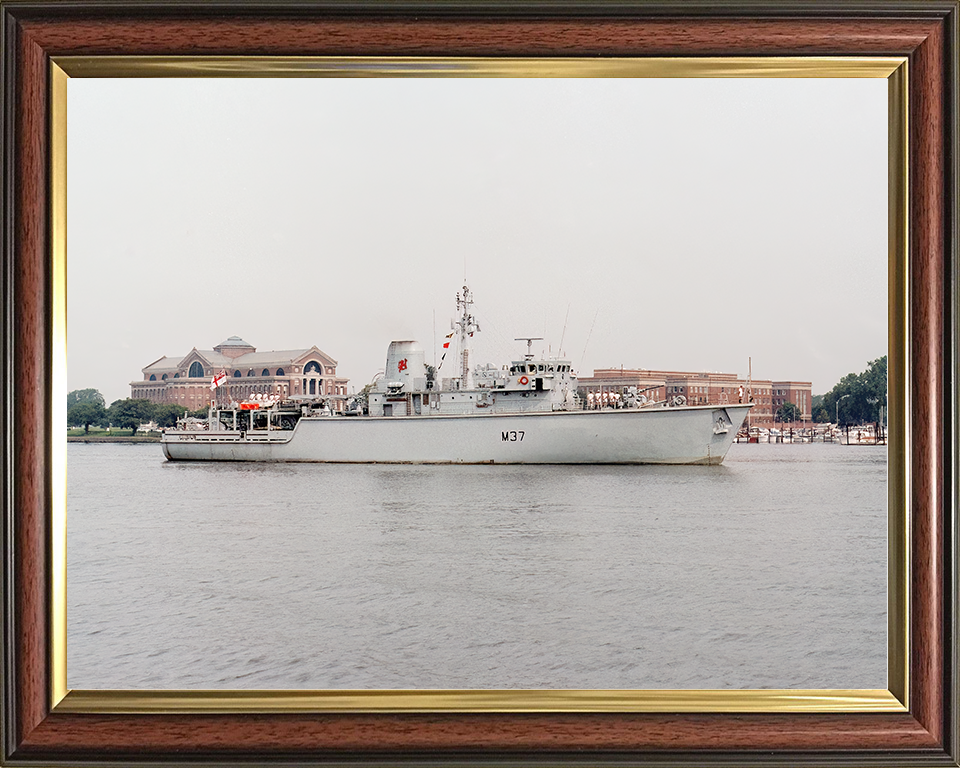 HMS Chiddingfold (M37) Royal Navy Hunt Class Minehunter Starboard Beam Photo Print Wall Art Decor Posters, Prints, & Visual Artwork Hampshire Prints 10 x 8 Classic Frame No