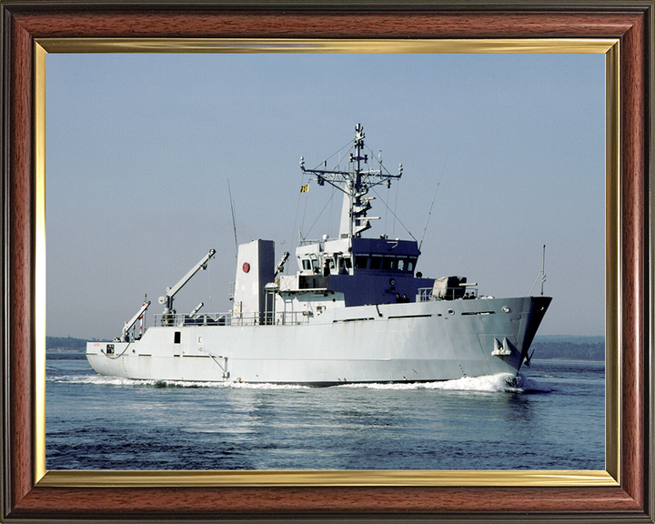 HMS Arun (M2014) Royal Navy River Class Minesweeper Starboard Bow View Photo Print Wall Art Decor Posters, Prints, & Visual Artwork Hampshire Prints 10 x 8 Classic Frame No