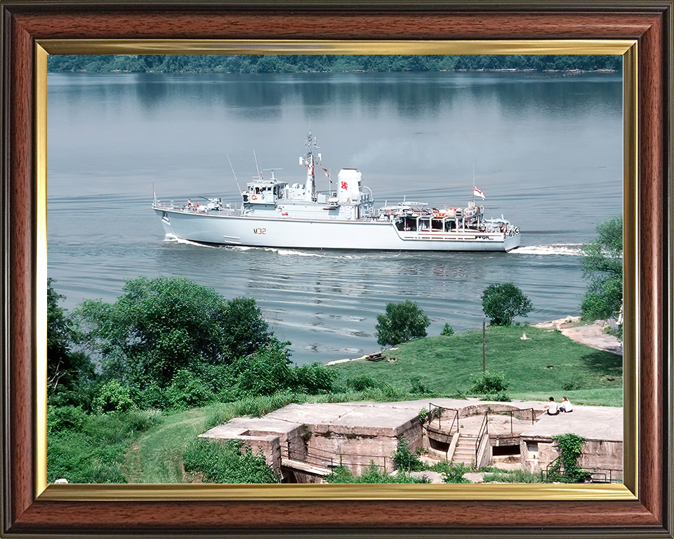 HMS Cottesmore (M32) Royal Navy Hunt Class Mine Warfare Vessel Entering Washington Photo Print Wall Art Decor Posters, Prints, & Visual Artwork Hampshire Prints 10 x 8 Classic Frame No