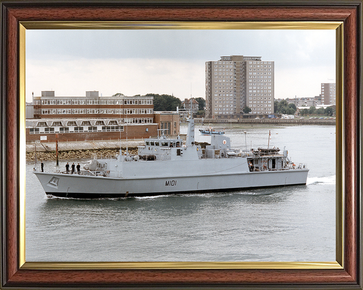 HMS Sandown (M101) Photo Print - Leaving Portsmouth 2001 - Royal Navy Sandown Class Minehunter Hampshire Prints 10 x 8 Classic Frame No