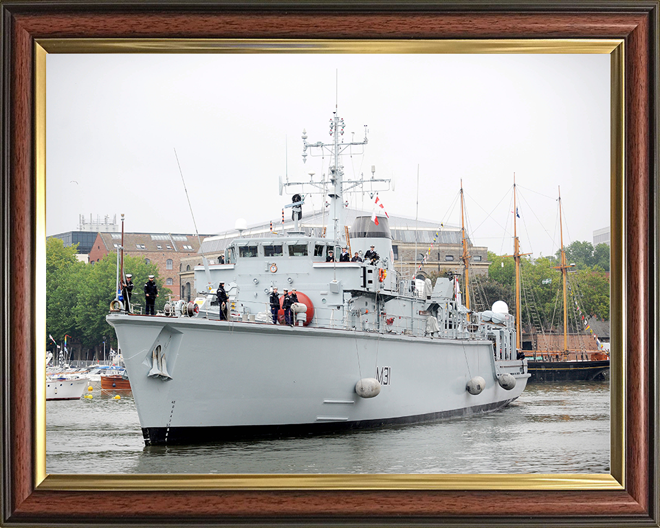 HMS Cattistock (M31) Royal Navy Hunt Class MineHunter Entering Bristol 2011 Photo Print Wall Art Decor Posters, Prints, & Visual Artwork Hampshire Prints 10 x 8 Classic Frame No
