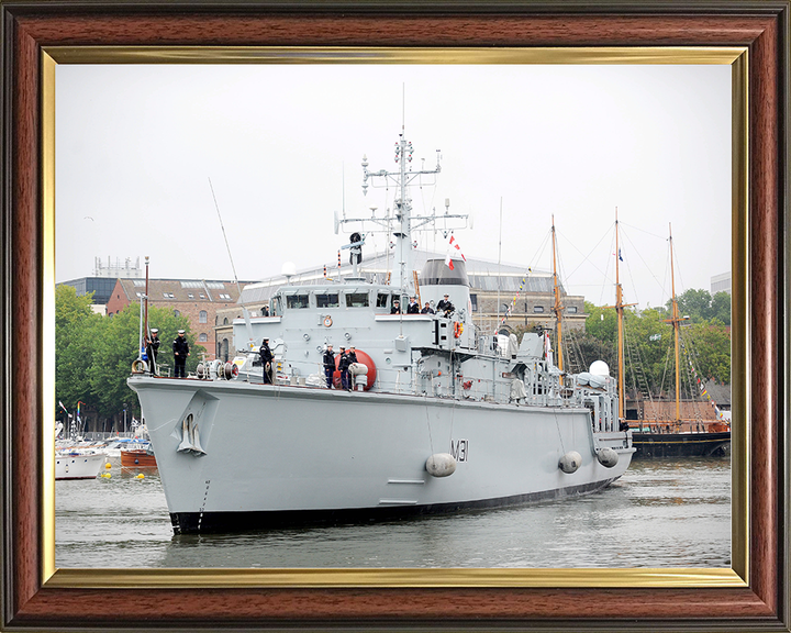 HMS Cattistock (M31) Royal Navy Hunt Class MineHunter Entering Bristol 2011 Photo Print Wall Art Decor Posters, Prints, & Visual Artwork Hampshire Prints 10 x 8 Classic Frame No