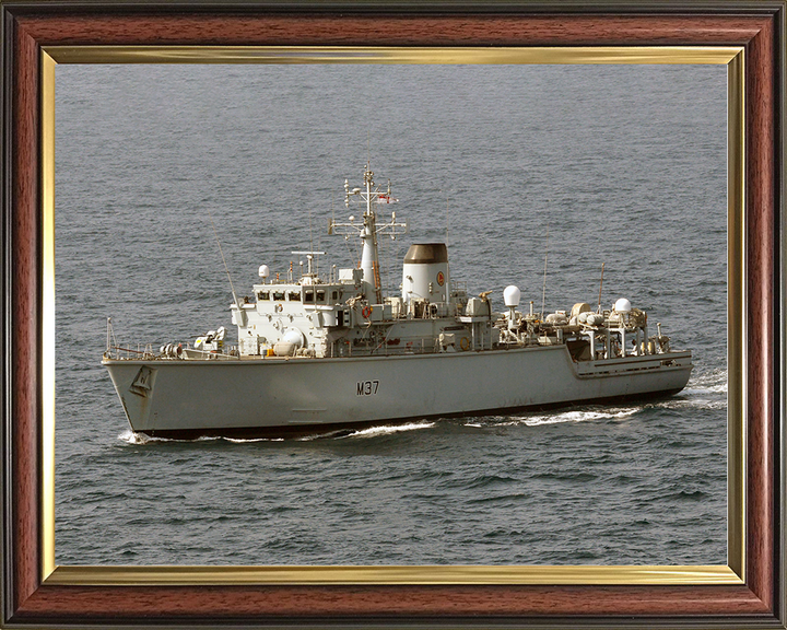 HMS Chiddingfold (M37) Royal Navy Hunt Class Minehunter Port Side View Photo Print Wall Art Decor Posters, Prints, & Visual Artwork Hampshire Prints 10 x 8 Classic Frame No